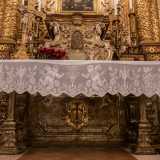 Con grande sorpresa infatti il sacerdote apre uno sportello posto nella parte destra dell�altare...